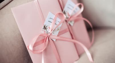 Elegante Geschenkboxen mit Satinschleifen